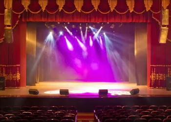 Tiyatro ve Opera Dekor Çalışmaları – Sahneniz Hazır!