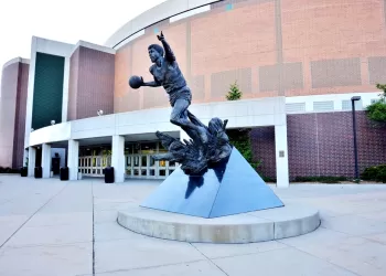 Dev Basketbolcu Heykelleri Sporun Ruhunu Sokağa Taşıyor!