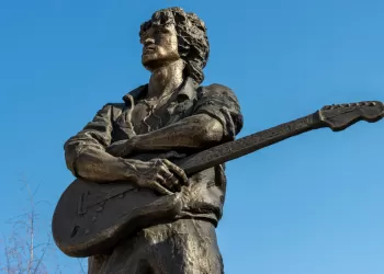 Dev Gitar Heykelleri – Müziği Her An Yaşayan Şehirler!