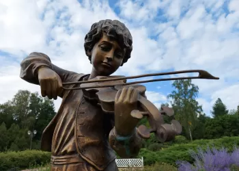 Dev Keman Heykelleri – İşlek Meydanlar Müzikle İç İçe!