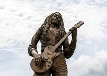 Dev Müzisyen Heykelleri – Heykeller Şarkı Söyler Mi?
